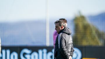 El preparador portugu¨¦s Carlos Carvalhal observa un entrenamiento del Celta.