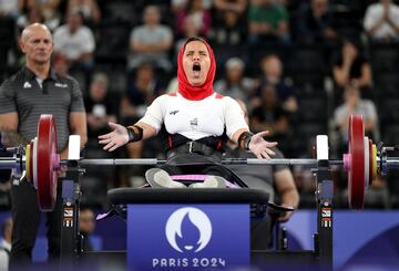 Enas Elgebaly Abdelaal Aggag, del equipo egipcio, gesticula durante la final femenina de hasta 41 kg de halterofilia paralímpica. 