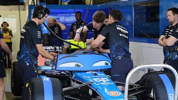 SAKHIR (Bahrain), 13/02/2026.- Mechanics work on a car of Williams driver Carlos Sainz Jr of Spain during the Formula 1 pre-season testing at Bahrain International Circuit in Sakhir, Bahrain, 13 February 2026. (Fórmula Uno, Bahrein, España) EFE/EPA/ALI HAIDER