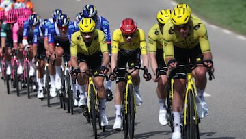 Team Visma - Lease a Bike's Danish rider Jonas Vingegaard (C) and his teammates lead the pack during the 5th stage of the Paris-Nice cycling race, 206.3 km between Cormoranche-sur-Sa�ne and Colombier-le-Vieux, on March 12, 2026. (Photo by Anne-Christine POUJOULAT / AFP)