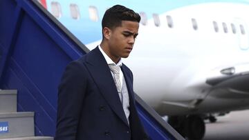 Kluivert bajando de un avión en la final de la Europa League.