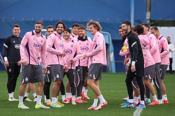 Leandro Cabrera, junto a buena parte de la plantilla del Espanyol, en el entrenamiento del sábado.