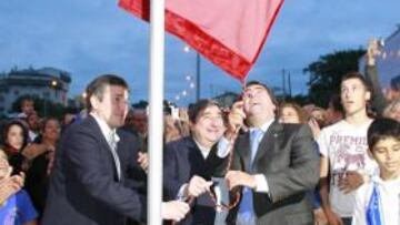 <b>NO FALTÓ NADIE. </b>Cerca de 2.000 coruñeses estuvieron presentes en la inauguración de la Ronda del Real Club Deportivo de La Coruña. Además de Lendoiro, el presidente de la Federación de Peñas y el alcalde, al acto acudió también la plantilla y técnicos blanquiazules para presenciar el evento en primera persona.