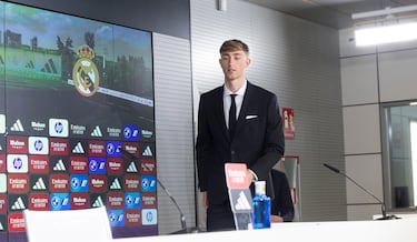 Dean Huijsen durante la rueda de prensa. 