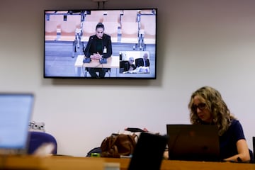 Una pantalla en la sala de prensa muestra el momento en el que la seleccionadora Montse Tom declara como testigo en la Audiencia Nacional en San Fernando de Henares, Madrid, durante el juicio por el beso que el expresidente de la Real Federacin Espa?ola de Ftbol (RFEF) Luis Rubiales dio a Jenni Hermoso tras la final del Mundial de 2023. 