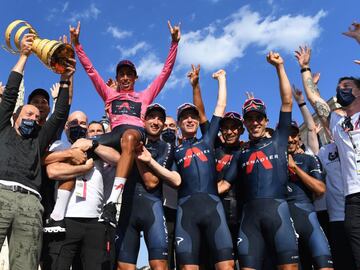 El ciclista colombiano termin&oacute; la &uacute;ltima etapa de la competencia vestido de rosa y se coron&oacute; campe&oacute;n en Mil&aacute;n.