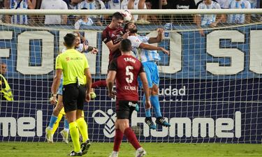 El delantero del Mirandés dio una lección de como cabecera un buen centrolateral. Imposible para el portero malaguista.