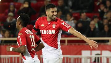 Monaco's Chilean defender Guillermo Maripan (C) celebrates with teammates after scoring his team's second goal during the French L1 football match between Monaco (ASM) and Amiens (ASC) at the Louis II Stadium in Monaco on December 7, 2019. (Photo by VALERY HACHE / AFP)