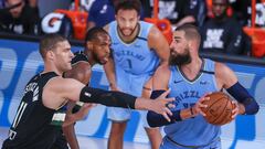 Kissimmee (United States), 13/08/2020.- Memphis Grizzlies center Jonas Valanciunas of Lithuania (R) in action against Milwaukee Bucks center Brook Lopez (L) and Milwaukee Bucks forward Khris Middleton (C) during the second half of the NBA basketball game between the Milwaukee Bucks and the Memphis Grizzlies at the ESPN Wide World of Sports Complex in Kissimmee, Florida, USA, 13 August 2020. (Baloncesto, Lituania, Estados Unidos) EFE/EPA/ERIK S. LESSER SHUTTERSTOCK OUT