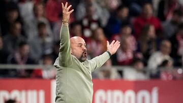 GIRONA, 26/09/2025.- El entrenador del Espanyol, Manolo González, durante el encuentro correspondiente a la jornada siete de Laliga EA Sports que disputan hoy viernes Girona y Espanyol en el estadio municipal de Montilivi, en Girona. EFE/David Borrat.