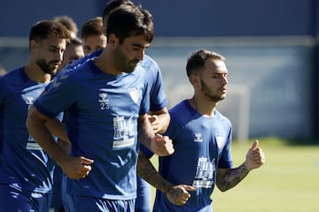 Fran Villalba hizo su primer entrenamiento con el Málaga. En la imagen, con Escassi.