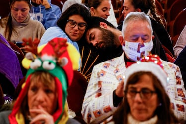 Una pareja no puede contener el sueño durante el sorteo de Navidad 2022. 