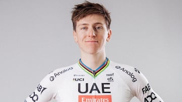 El campeón del mundo de ciclismo Tadej Pogacar posa con el maillt arcoíris con la presencia de XRG como nuevo patrocinador del UAE Team Emirates.