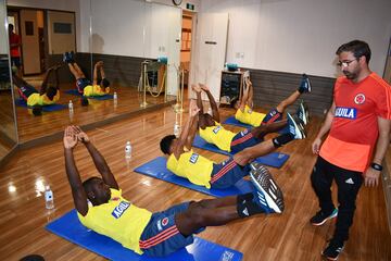 Los jugadores de la Selección Colombia haciendo gimnasio en su segundo día de entrenamiento en la concentración ubicada en Japón. 