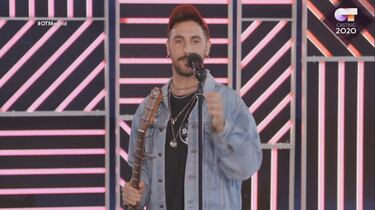 "Si fuera una pelígula habría mucho glamour: barcos, yates y magia", explica. Aunque no le gustaba su nariz, asegura que ha aprendido a quererla con el tiempo. Si algún día se perdiera, podrías encontrarle en Cadaqués.