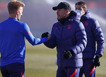 El jugador danés durante su primer entrenamiento como jugador rojiblanco. En la foto, saluda a Simeone. 