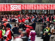 MUNICH (Germany), 15/04/2026.- A slow shutter speed picture of supporters arriving to Allianz Arena prior to the UEFA Champions League quarter-finals, 2nd leg soccer match FC Bayern Munich against Real Madrid, in Munich, Germany, 15 April 2026. (Liga de Campeones, Alemania) EFE/EPA/ANNA SZILAGYI