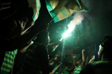 Seguidores de la selección brasileña de fútbol animan mientras esperan la llegada del ex técnico del Real Madrid a Río de Janeiro.