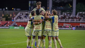 Jugadores del New York Red Bulls celebran un gol en el BMO Field frente al Toronto FC.