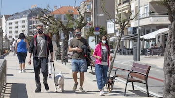 Varias personas pasean por el Paseo Marítimo de Sanxenxo, en Pontevedra, Galicia (España), a 27 de marzo de 2021. El subcomité clínico mantiene el nivel alto de restricciones en el concello de Sanxenxo, lo que conlleva que la hostelería solo puede servir en las terrazas y con un aforo del 50%. El municipio ha tenido 30 positivos en la última semana, lo que arroja una tasa que se coloca en el entorno de los 170 casos por cien mil en siete días y continúa en tendencia ascendente respecto a semanas anteriores.
27 MARZO 2021;RESTRICCIONES;CORONAVIRUS;NIVEL ALTO;INCIDENCIA ACUMULADA;CASOS;CONCELLO
Beatriz Ciscar / Europa Press
27/03/2021
