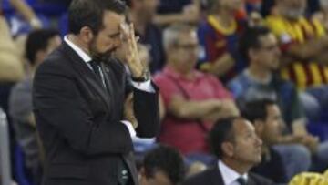 Joan Plaza, pensativo durante el segundo partido.