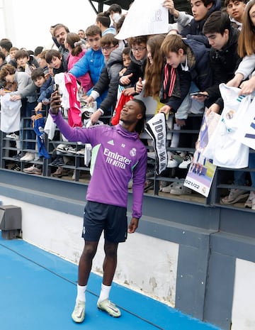 Eduardo Camavinga junto con los seguidores presentes en el entrenamiento a puerta abierta del Madrid.