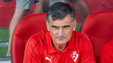 Mendilibar, técnico del Eibar, sentado en el banquillo de Montilivi.