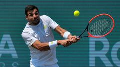 SANTA PONSA (MALLORCA), 26/06/2023.- El tenista español Bernabé Zapata devuelve una bola al sudafricano Lloyd Harris durante su partido de primera ronda del torneo ATP 250 Mallorca Championships disputado este lunes en el club de tenis Mallorca Country Club en la localidad mallorquina de Santa Ponsa. EFE/ Miquel A. Borras
