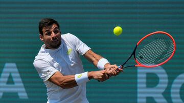 SANTA PONSA (MALLORCA), 26/06/2023.- El tenista español Bernabé Zapata devuelve una bola al sudafricano Lloyd Harris durante su partido de primera ronda del torneo ATP 250 Mallorca Championships disputado este lunes en el club de tenis Mallorca Country Club en la localidad mallorquina de Santa Ponsa. EFE/ Miquel A. Borras
