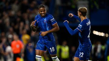 Soccer Football - Europa Conference League - Play Offs - Chelsea v Servette - Stamford Bridge, London, Britain - August 22, 2024 Chelsea's Christopher Nkunku celebrates scoring their first goal with Kiernan Dewsbury-Hall REUTERS/Tony O Brien