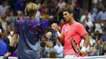 El tenista español Rafael Nadal y el ruso Andrey Rublev se saludan tras un partido en el US Open.