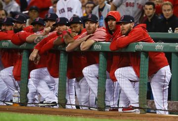 Varios jugadores de los Boston Red Sox durante el partido ante los Houston Astros.