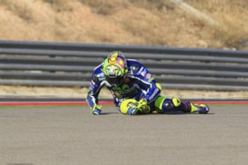 Valentino Rossi tras sufrir una caída durante la sesión de entrenamientos libres.