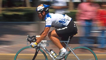 07 March 1999: Action photo of mexican cycler Raul Alcala of team Volkswagen, during the last stage of the 1999 Ruta Mexico. Alcala finishes seventh general and was the best mexican in the entire competition./Foto de accion del ciclista mexicano Raul Alcala del equipo Volkswagen, durante la ultima etapa de la Ruta Mexico 1999. Alcala termino septimo general y fue el mejor mexicano dentro de la competencia.