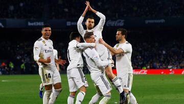 Ceballos, felicitado por sus compañeros tras su gol.