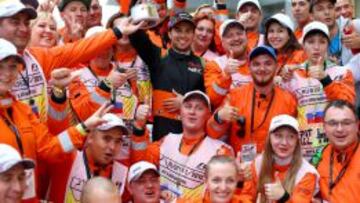 &#039;Checo&#039; P&eacute;rez celebra con sus compa&ntilde;eros de escuder&iacute;a el tercer lugar logrado en el Gran Premio de Rusia. 