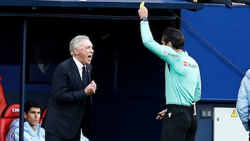 Ancelotti se queja a José Luis Munuera Montero durante el Osasuna - Real Madrid.