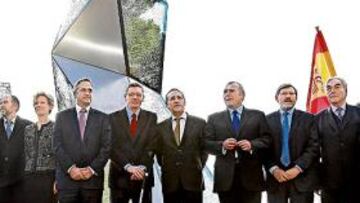 <b>REGALO DE AUSTRIA POR LA EUROCOPA</b> El canciller austríaco Alfred Gusenbauer homenajeó a la Selección española de fútbol tras su triunfo en la Eurocopa de la que fueron anfitriones. Los jardines del Consejo Superior de Deportes albergarán una estatua de cinco metros de altura, siete toneladas y 11.000 cristales de Swarovski en cuya base reza: Como recuerdo de una pacífica y exitosa fiesta del deporte. El fútbol une. Un símbolo que imprime una leyenda.