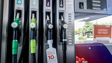 Surtidores en una gasolinera, a 1 de agosto de 2024, en Madrid (España). El precio de los carburantes en España ha proseguido esta semana su tendencia bajista y ha encadenado su tercera caída, abaratándose hasta un 0,6% en plena operación salida de agosto. En concreto, el precio medio del litro de gasoil se ha situado en los 1,483 euros, cayendo un 0,6% con respecto a los 1,492 euros de hace una semana, para retroceder a niveles de la última semana de junio después de tres semanas de bajadas, según los datos del Boletín Petrolero de la Unión Europea recogidos por Europa Press.
01 AGOSTO 2024;CARBURANTE;GASOLINA;DIESEL;BAJADA;RECURSOS;GASOLINERA
Ricardo Rubio / Europa Press
01/08/2024