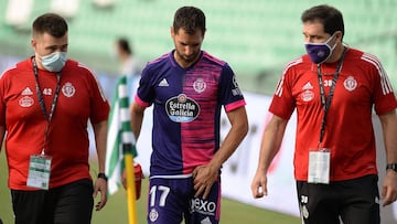 Valladolid&#039;s Spanish defender Javi Moyano (C) leaves the pitch during the Spanish league football match between Real Betis and Valladolid at the Benito Villamarin stadium in Sevilla on September 20, 2020. (Photo by CRISTINA QUICLER / AFP)