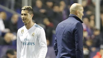 Cristiano fue sustituido por Asensio en el minuto 82 y se fue al banquillo sin perder tiempo, pero con cara de circunstancias...