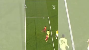 Davinson Sánchez salva a Galatasaray en el clásico.