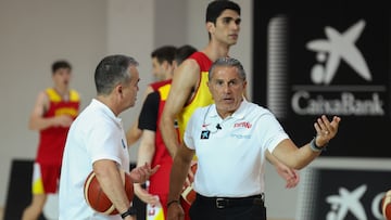 MADRID, 17/06/2024.- El entrenador de la selección española de baloncesto, Sergio Scariolo (d), durante el entrenamiento del combinado nacional celebrado este lunes en Madrid. EFE/Kiko Huesca
