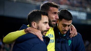 VALENCIA, SPAIN - JANUARY 06: Jose Maria Martin of Cadiz CF leaves the pitch injured during the LaLiga Santander match between Valencia CF and Cadiz CF at Estadio Mestalla on January 06, 2023 in Valencia, Spain. (Photo by Manuel Queimadelos/Quality Sport Images/Getty Images)