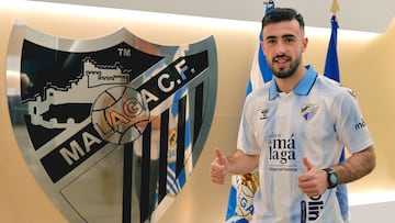 Carlos Puga, posando con la camiseta del Málaga CF en La Rosaleda.