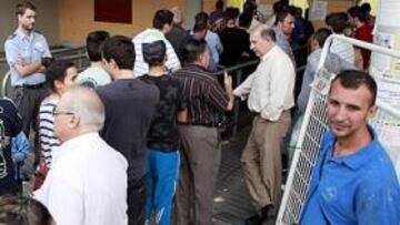 <b>EXPECTACIÓN. </b>Colas en Los Cármenes para ver el Granada-Barça de la próxima semana.