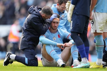 El central español del Manchester City se ha golpeado la cabeza con el codo del jugador del Brentford FC Ethan Rupert Pinnock. Al de Agen ha sido atendido sobre el terreno de juego durante cuatro minutos ya que la hemorragia no cesaba. Le han tenido que vendar la cabeza. 