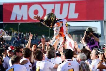 En Japón ha conquistado su séptimo título, el quinto de MotoGP en seis años, con la octava victoria del curso tras otra preciosa batalla contra Dovizioso, que se cayó a dos del final.