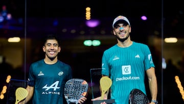 Fede Chingotto y Ale Galán posan como campeones del Alemania P2 de Premier Padel.