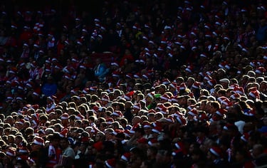 Sombreros de Papá Noel presentes en las gradas del Riyadh Air Metropolitano.